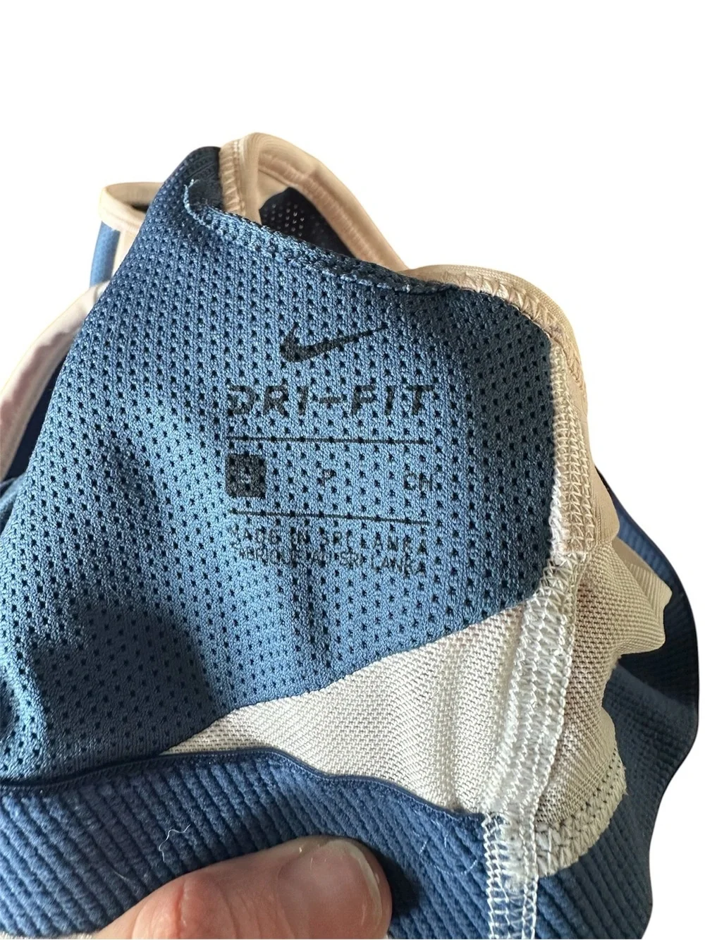 BUNDLE (4) Women’s Nike sport bras Size Small